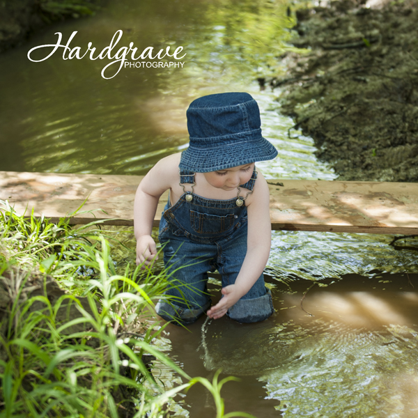 niño en el arroyo