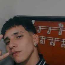 Soy un colombiano de 18 años de edad que espera tener una comunicación con alguien que sepa inglés para así intercambiar conocimientos de nuestros idiomas