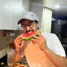 I am a Colombian guy who loves the lenguages and have the dream of travelling the entire world saving animal lives. 