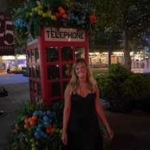 A photo of me outside a telephone booth. Una foto de mí afuera de una cabina telefónica.