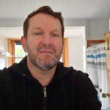 Ola, I'm James. I'm a native English speaker and I also speak Greek. I'd like to learn Spanish. 