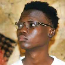 Issa KABORE ou Fresh Gravur. Artiste musicien, comédien et slameur. Consultant en audiovisuel.