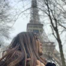 Une femme vue de dos , cheveux long 