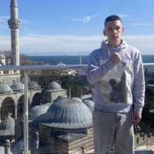 Вчу англійську розмовляю на Український та російський мові 