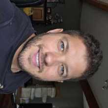 Bonjour ! Je m'appelle Florian, j'ai 35 ans et je viens du sud-ouest de la France. Ma langue maternelle est le français et je souhaite pratiquer l'anglais pour voyager plus facilement et continuer à améliorer mes compétences personnelles.  Je cherche des échanges réguliers, idéalement équilibrés : je peux vous aider en français si vous m’aidez en anglais 😊  Je suis assistant dentaire, passionné par le développement personnel, le sport, la nature et les sciences. J'aime découvrir de nouvelles choses.