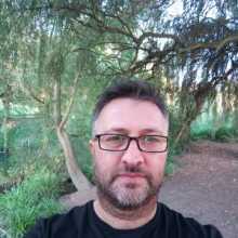 Let’s talk! I’m learning English and love meeting new people.