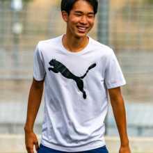 Persona sonriendo mientras juega al fútbol