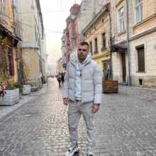 Hi everyone! I’m from Ukraine, from the city of Kyiv. I want to make new friends and improve my English level. I’m also a native speaker of Ukrainian and Russian, so I can help you if you’re learning these languages.