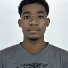 <img src="chat.jpg" alt="Un chat noir assis sur une chaise" />