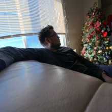 Joven con ganas de mejorar las habilidades en Ingles