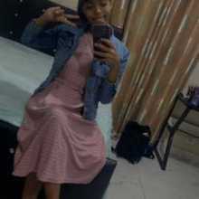 Chica sentada frente al espejo