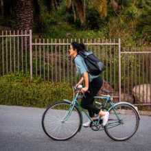 Mujer en bicicleta.