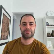 Nativo en español, hablante y profesor de inglés C1, aprendiz de francés.