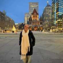 Picture of a woman in the city.