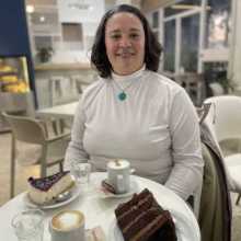 Disfrutando en la cafetería.