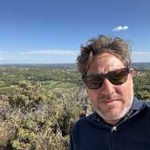 Journalist who is living in New York. 