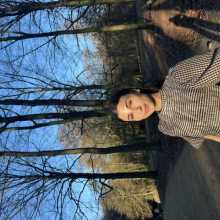 Bonjour, je m’appelle Malak. J’ai 17 ans et j’habite à Anderlecht, en Belgique. Je suis étudiante en haute école et j’étudie le commerce international (International Business).  Je parle plusieurs langues : le français, l’arabe, l’anglais, l’espagnol, le catalan et le portugais. En ce moment, j’apprends aussi le néerlandais. Je suis une personne sociable, motivée et j’aime rencontrer de nouvelles personne