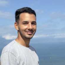 Sou o Lucas Campeiro. Gosto de conversar,  aprender inglês,  espanhol e ensinar tudo o que eu puder para a comunidade.