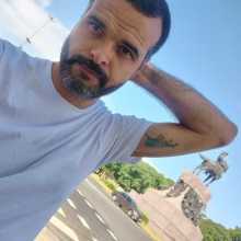 I'm Brazilian, but I live in Argentina. I speak Spanish and Portuguese.