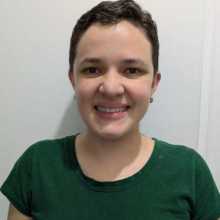 Pelo corto, camisa verde, piel blanca 