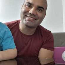 Homem de 30 anos vestindo camisa vermelha
