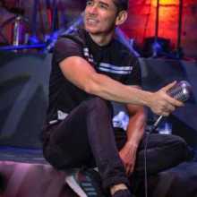 Soy Edwin Cabrera, musico, cantante, con el deseo de poder mejorar mi ingles y ayudar a quien desee mejorar su español