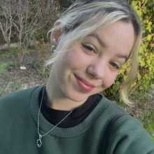 Me llamo Priscila, estudió en la uda, tengo 20- 21 en menos de 1 mes 21 me encanta la lengua inglesa y me encantaría mejorar mi pronunciación y tener más confianza cuando hablo 