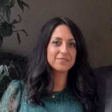 ragazza bruna con boccoli e vestito verde