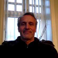 I am an Italian man, speaking fluently French and English. I wish to improve my Norwegian and learn other languages, like Spanish, Japanese and Russian.