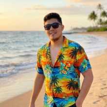 Para el campo **Alternative text** de este formulario, lo ideal es una descripción clara y directa de la imagen para que funcione bien con lectores de pantalla.  Puedes copiar y pegar esta opción:  > `Profile picture of a man in a colorful tropical shirt on a beach`